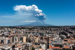 KATANIA – Etna mbulon me re