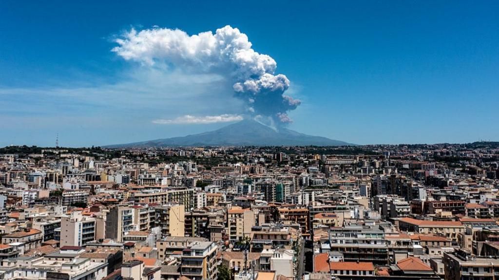 KATANIA – Etna mbulon me re