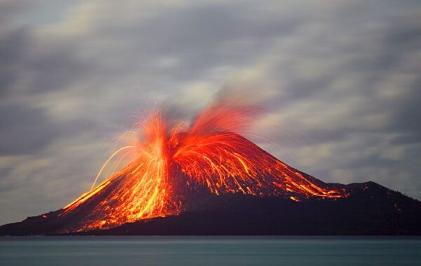 – Vullkani Anak Krakatau