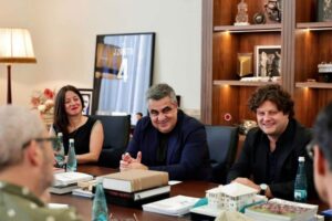 për industrinë globale audiovizuale