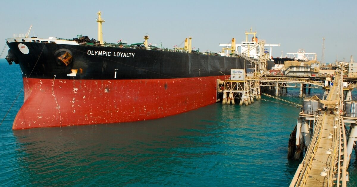 Një cisternë nafte ngarkohet në terminalin Al Basrah në Gjirin Persik