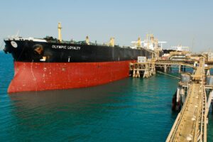 Një cisternë nafte ngarkohet në terminalin Al Basrah në Gjirin Persik