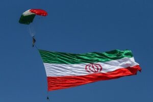 Parashutist me flamurin iranian gjatë një parade ushtarake në Iran.