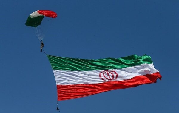 Parashutist me flamurin iranian gjatë një parade ushtarake në Iran.