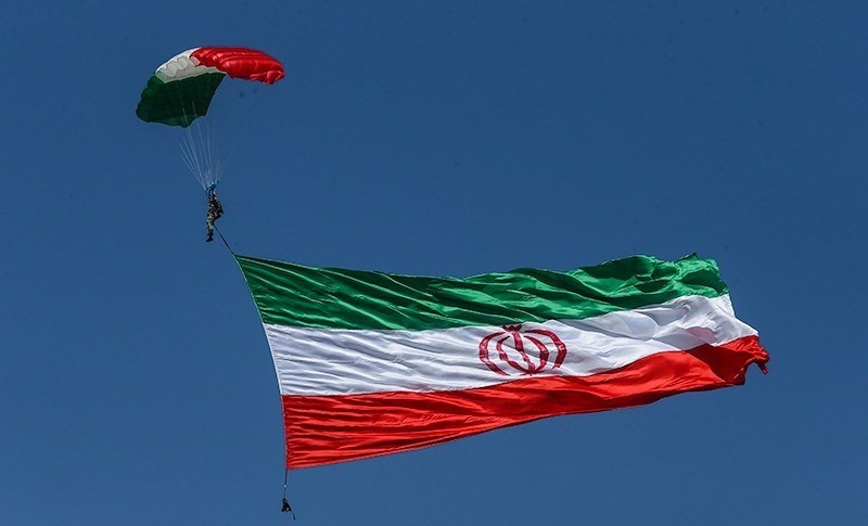 Parashutist me flamurin iranian gjatë një parade ushtarake në Iran.