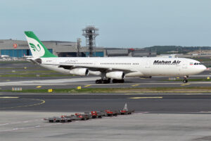 Avion i Mahan Air, një nga kompanitë ajrore iraniane të goditura nga sanksionet amerikane.