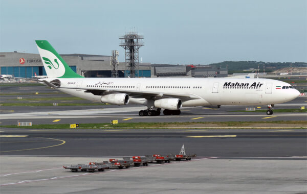 Avion i Mahan Air, një nga kompanitë ajrore iraniane të goditura nga sanksionet amerikane.