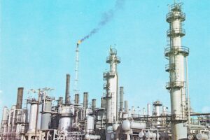Rafineria e Abadanit, një nga asetet më të rëndësishme të industrisë së naftës së Iranit