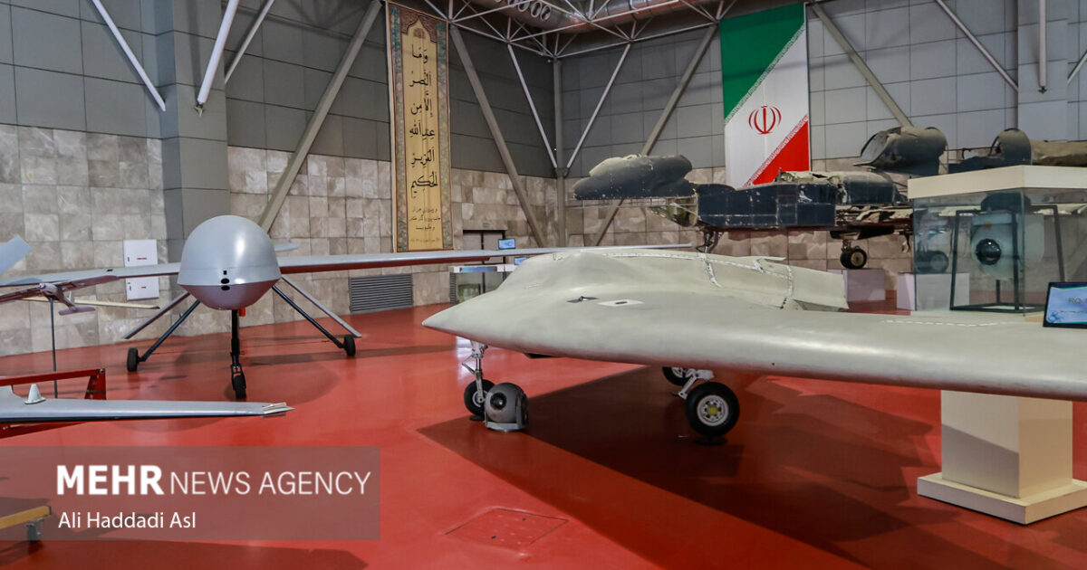Dronë iranianë në një ekspozitë të forcave ajrore-hapësinore të Gardës Revolucionare në Teheran