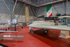 Dronë iranianë në një ekspozitë të forcave ajrore-hapësinore të Gardës Revolucionare në Teheran