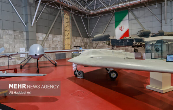 Dronë iranianë në një ekspozitë të forcave ajrore-hapësinore të Gardës Revolucionare në Teheran