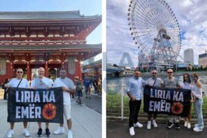 Pankarta "Liria ka Emër" me emblemën e UÇK-së, mbajtur në Japoni