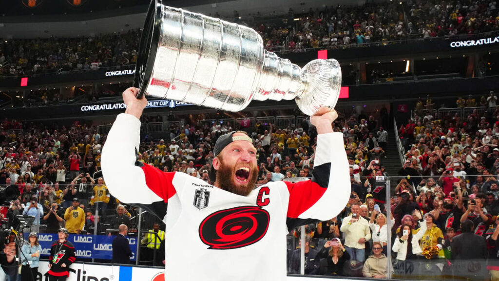 Carolina Hurricanes do të ngrejnë flamurin e kampionatit dhe fokusohen te mbrojtja e titullit