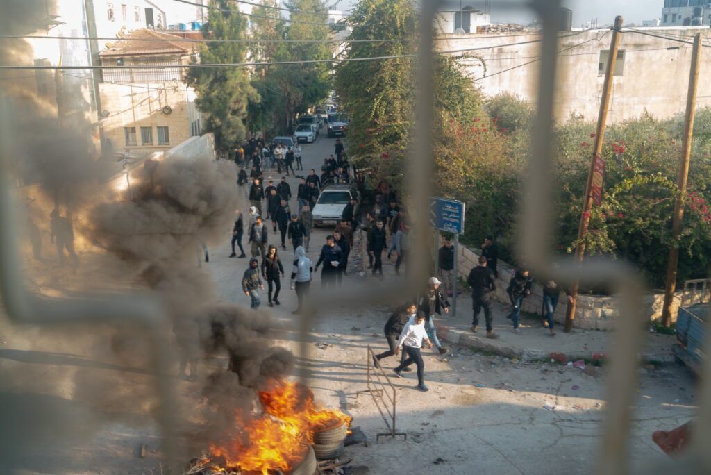 Forcat izraelite bastisin qytete në Bregun Perëndimor   bomba gazi   zjarre dhe bastisje në Jenin