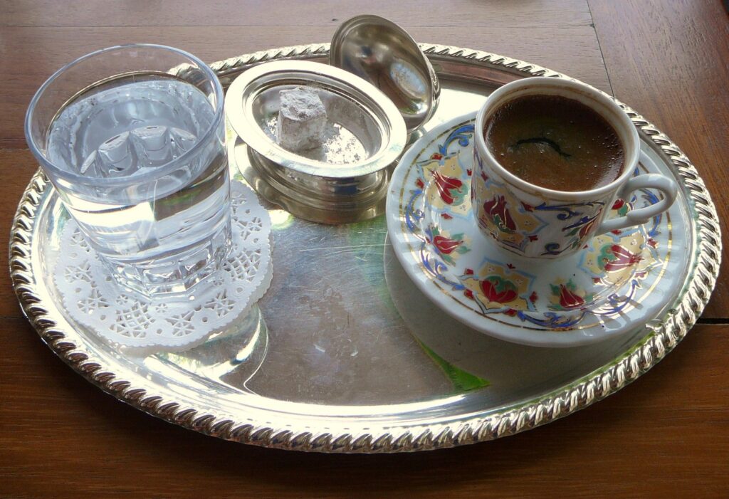 Kafe turke tradicionale — receta autentike me shkumë  gatuar në xhezve