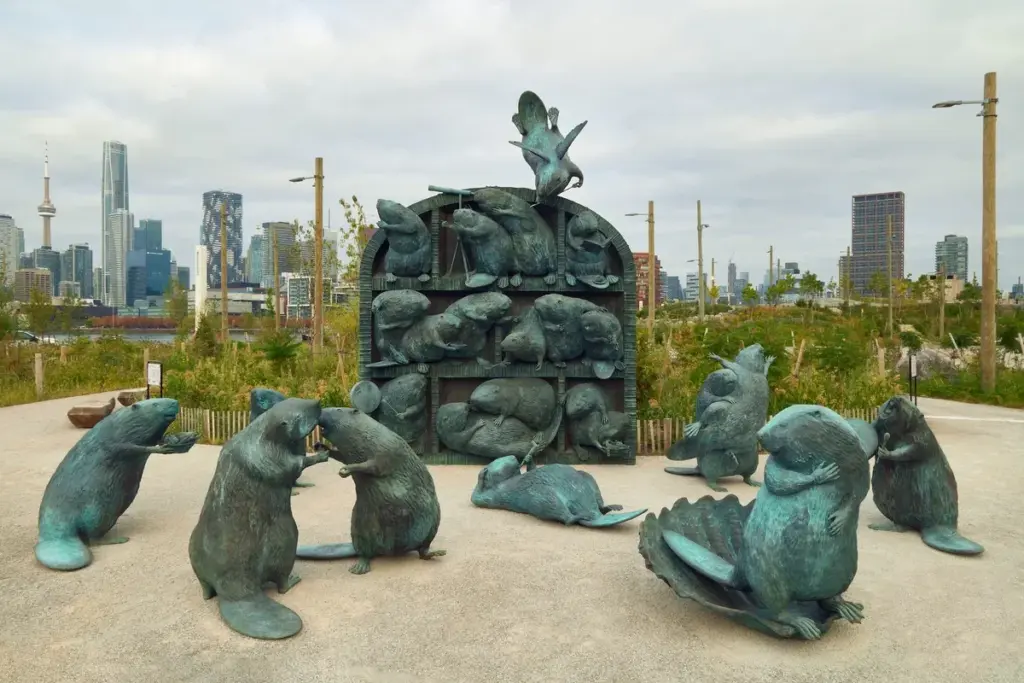 «The Colony»  Skulptura e parë publike e Kent Monkman  një «pallat» bronzi për kastorë në Toronto