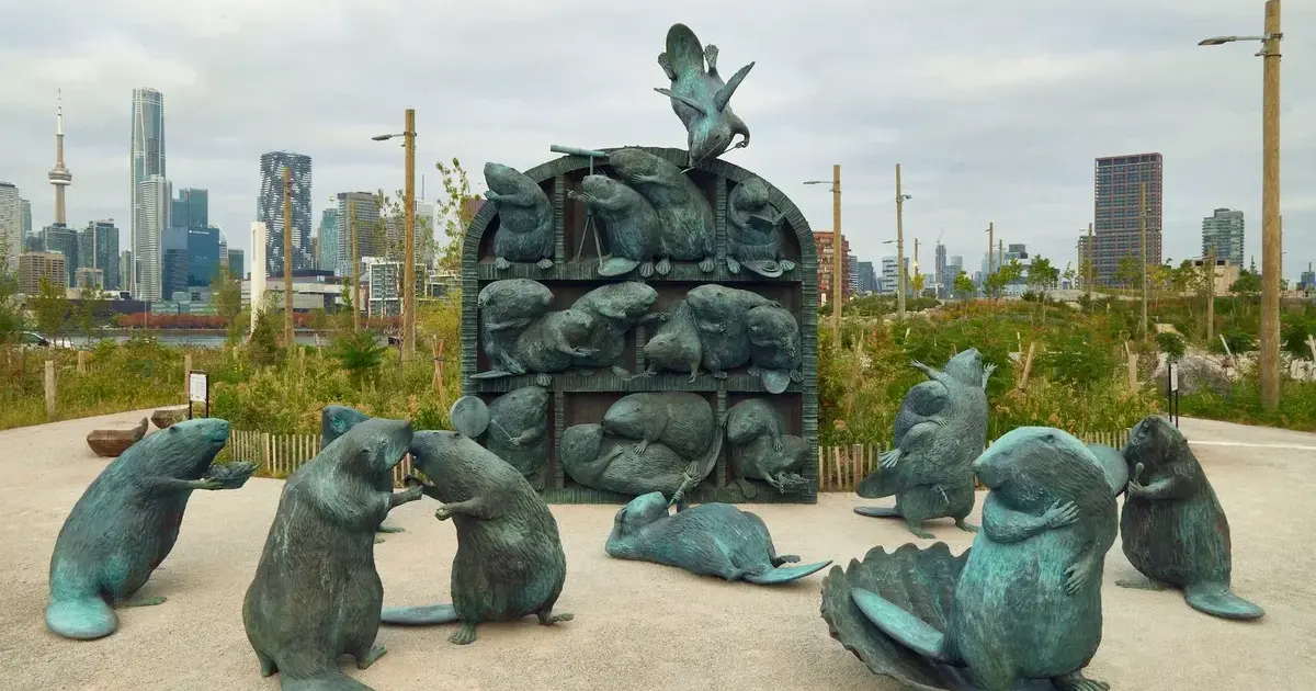 Skulptura «The Colony» (2026) e Kent Monkman në waterfront-in Port Lands të Torontos