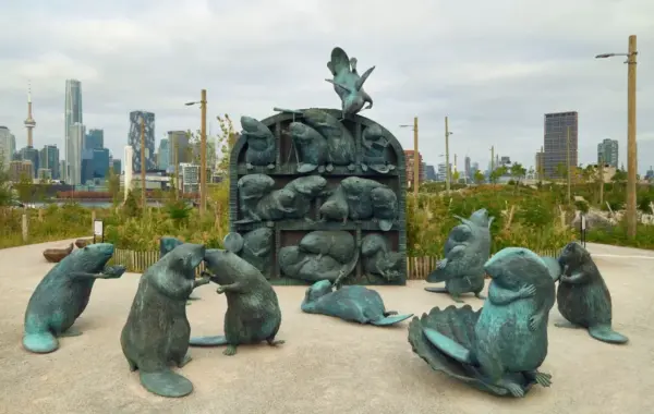 Skulptura «The Colony» (2026) e Kent Monkman në waterfront-in Port Lands të Torontos