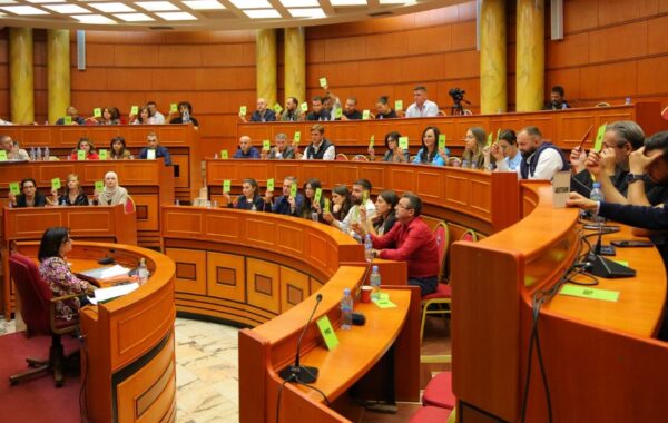 “Qytetarë Nderi” të Tiranës