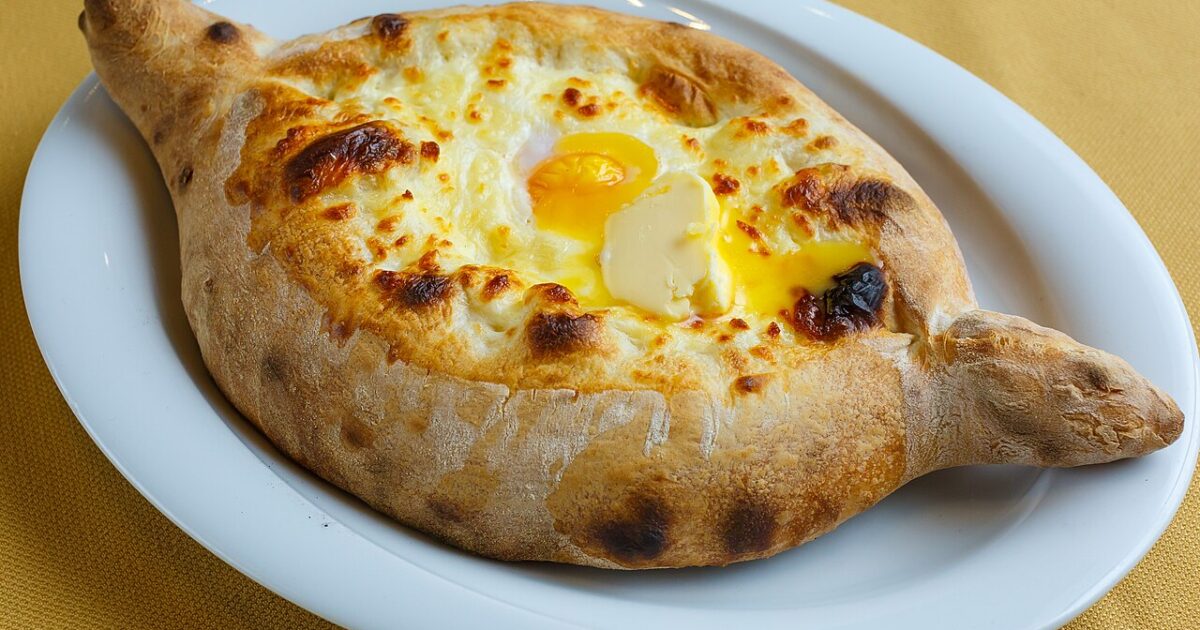 Khachapuri adjaruli — bukë gjeorgjiane në formë varke me djathë, vezë dhe gjalpë