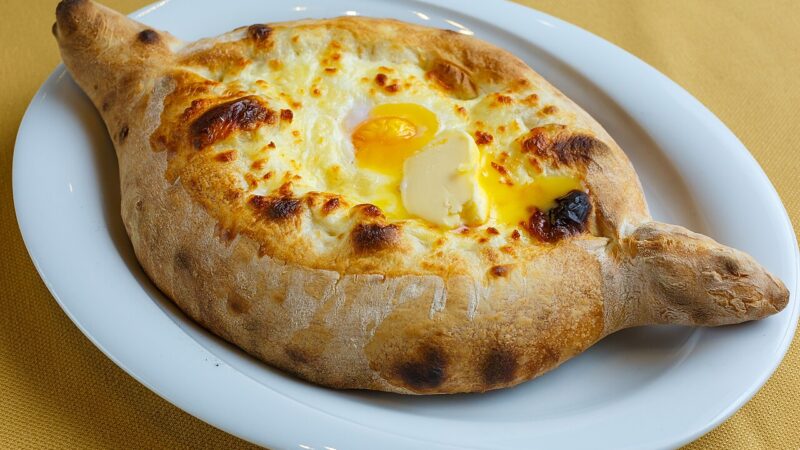 Khachapuri adjaruli — bukë gjeorgjiane në formë varke me djathë, vezë dhe gjalpë
