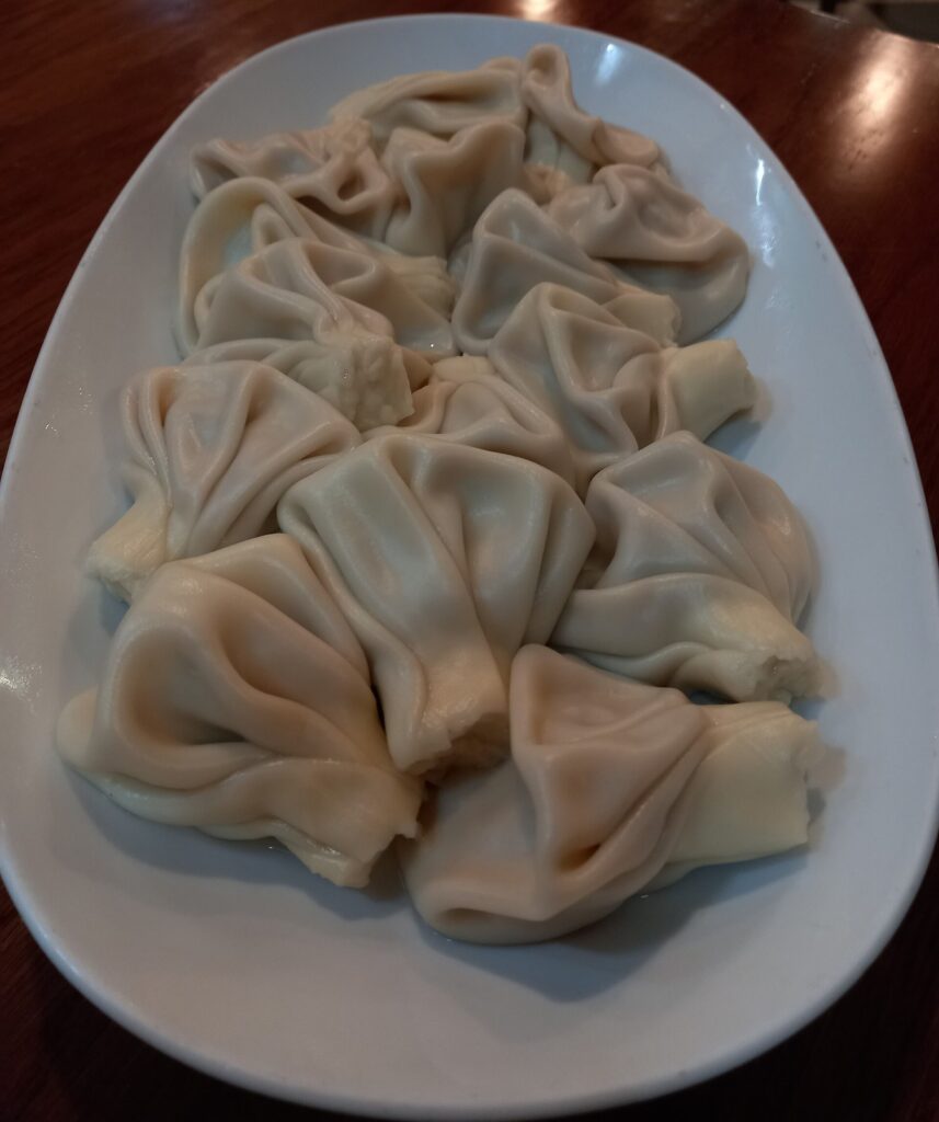 Khinkali gjeorgjiane — petëzat tradicionale me mish  lëng aromatik dhe erëza