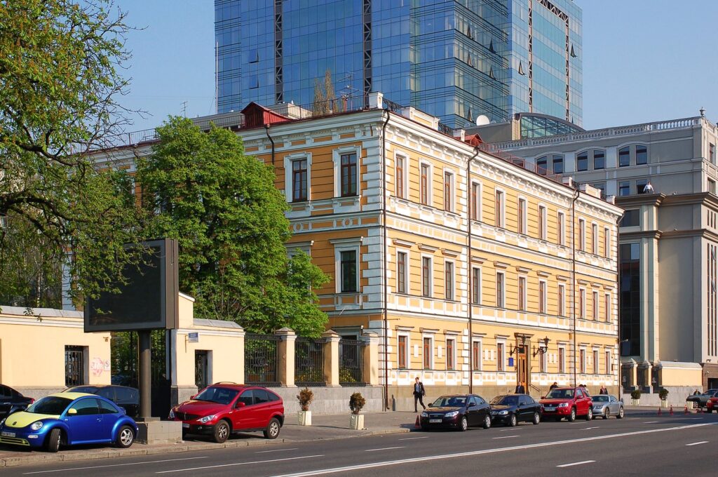 Shpërthime në Kiev herët në mëngjesin e së martës  mbetje raketash në oborrin e një ndërtese banimi