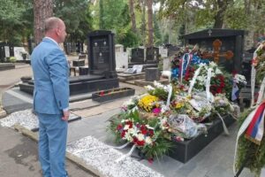 Milan Knezeviq te varri i Ratko Mlladiqit në Beograd