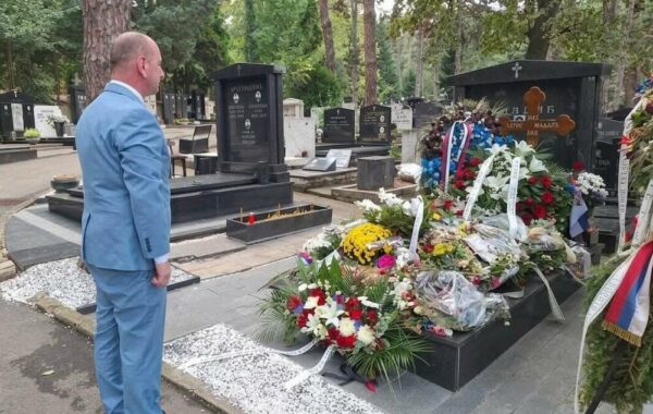 Milan Knezeviq te varri i Ratko Mlladiqit në Beograd