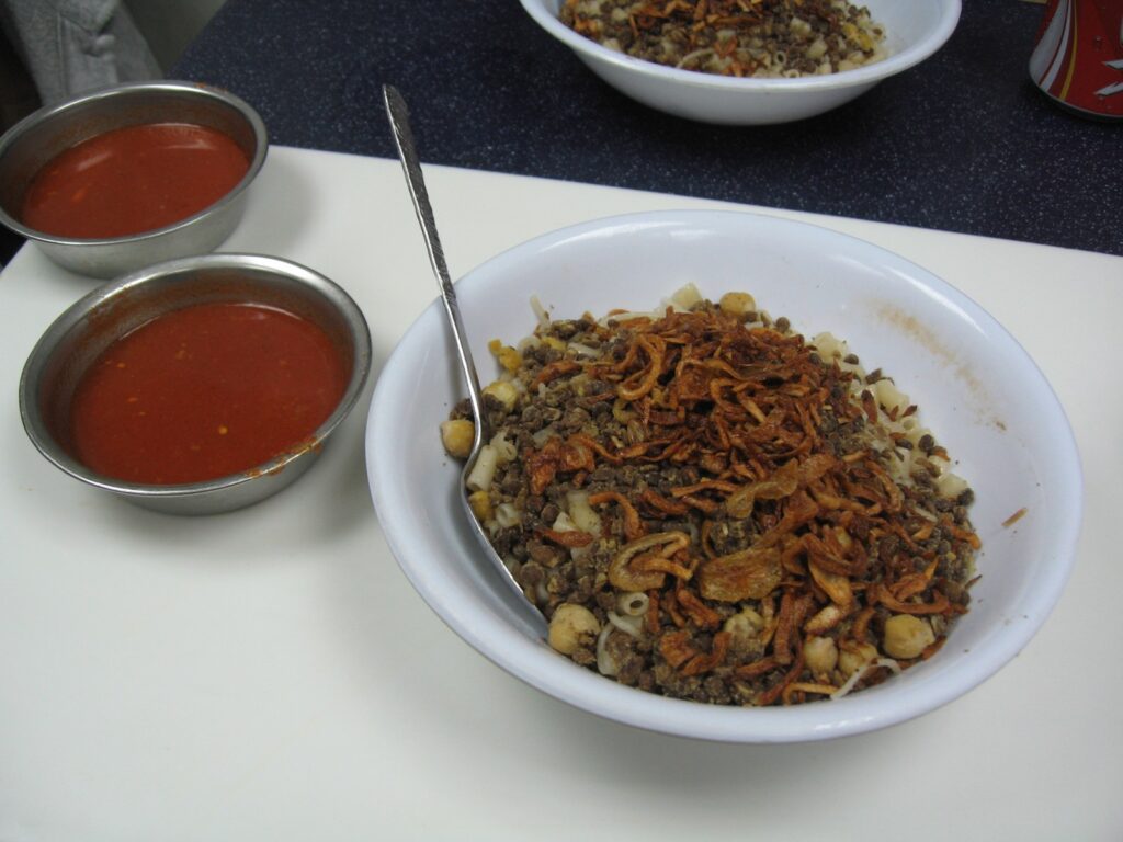 Koshari egjiptiane — pjata kombëtare e Egjiptit me oriz  thjerrëza dhe makarona