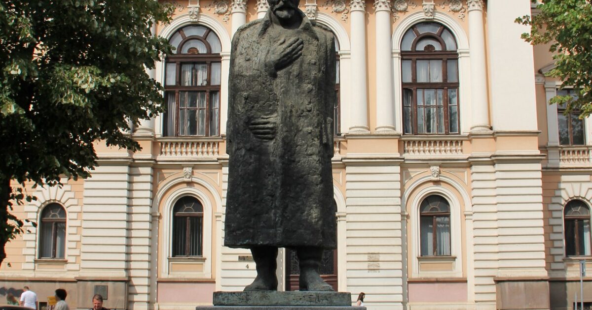 Statuja e vojvodës Radomir Putnik në Kragujevac