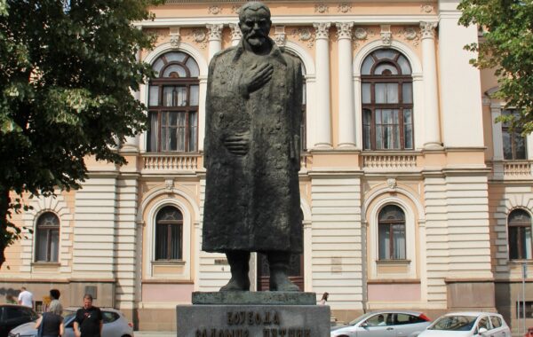 Statuja e vojvodës Radomir Putnik në Kragujevac
