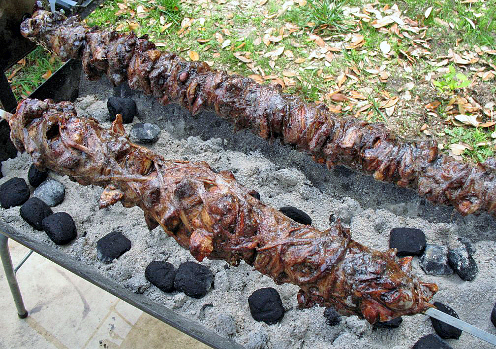 Kukurec tradicional shqiptar — receta e pjekur në hell me zorrë qengji dhe të brendshme