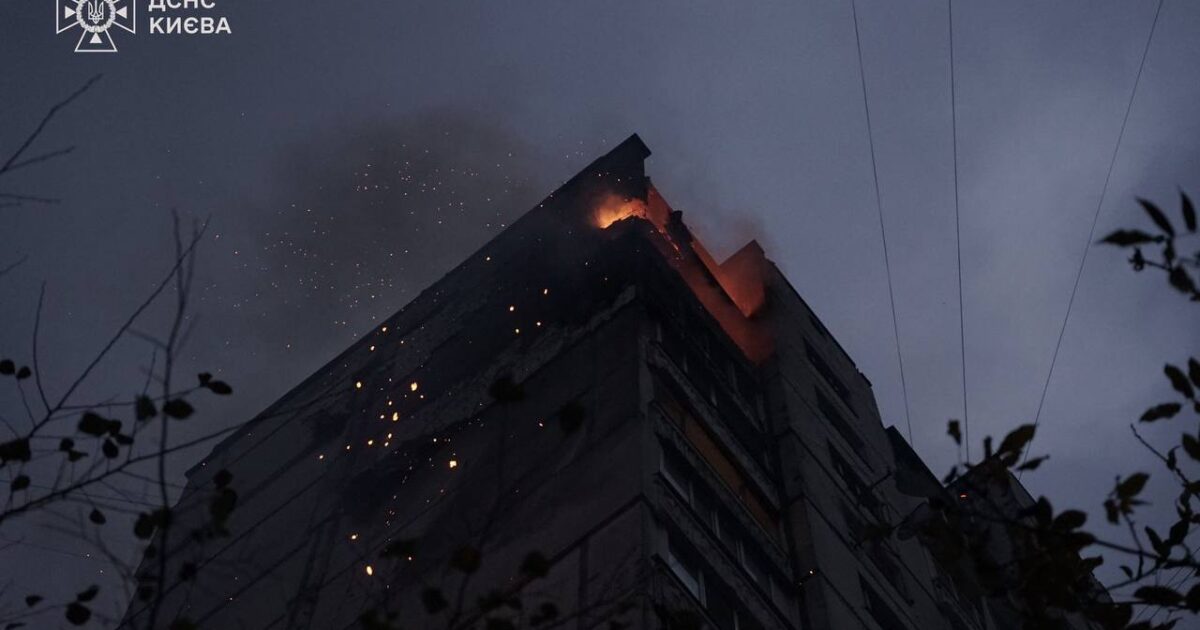 Ndërtesë në flakë në Kiev pas një sulmi rus me dronë dhe raketa