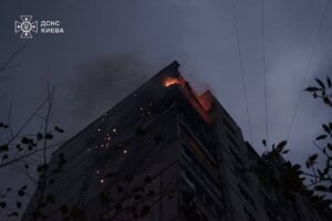 Ndërtesë në flakë në Kiev pas një sulmi rus me dronë dhe raketa