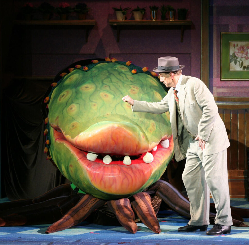 Fotot e para nga «Little Shop of Horrors» në Kaliforni  bima mishngrënëse Audrey II ngjitet sërish në skenë