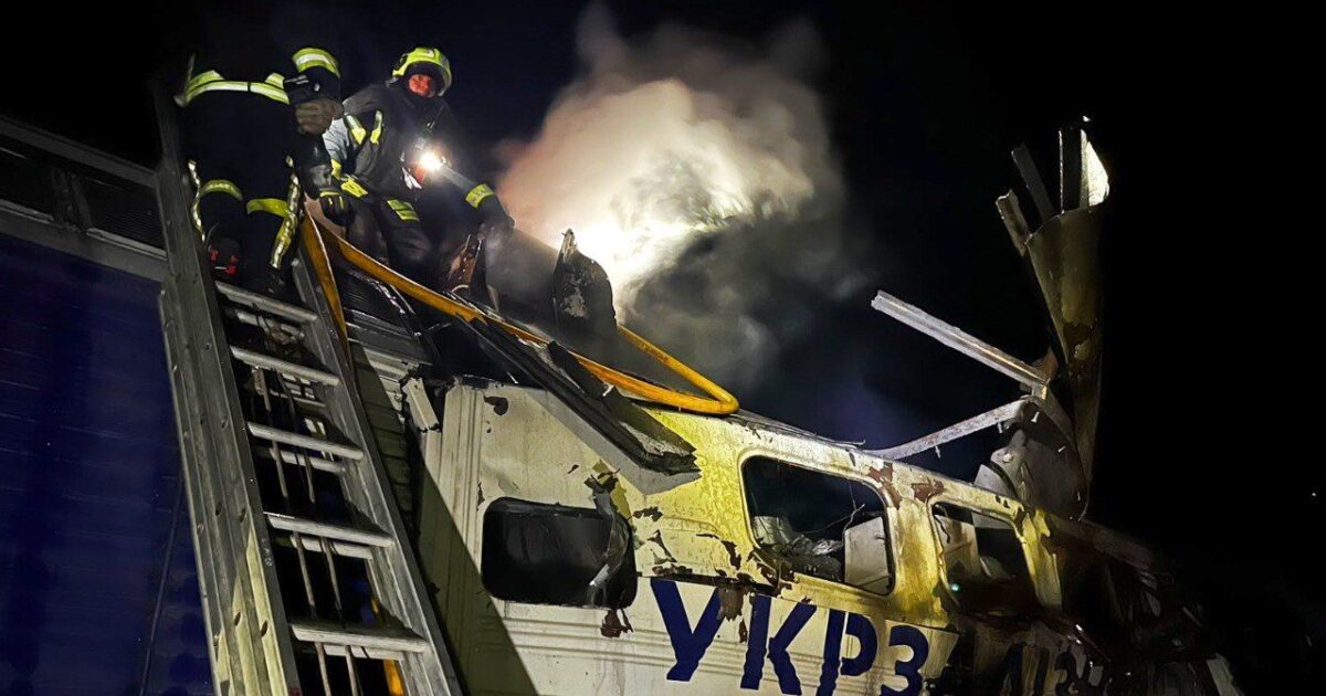 Lokomotivë e shkatërruar nga sulmet ruse në Ukrainë