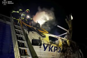 Lokomotivë e shkatërruar nga sulmet ruse në Ukrainë