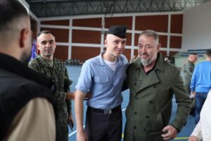 Siyll Lushtaku me uniformë kadeti pranë babait të tij, Sami Lushtakut, gjatë ceremonisë së betimit të FSK-së