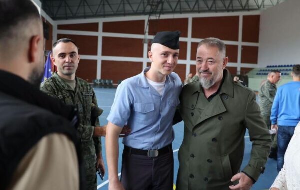 Siyll Lushtaku me uniformë kadeti pranë babait të tij, Sami Lushtakut, gjatë ceremonisë së betimit të FSK-së