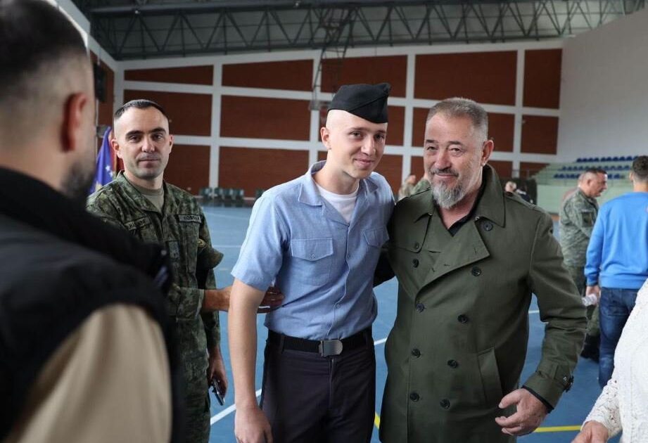 Siyll Lushtaku me uniformë kadeti pranë babait të tij, Sami Lushtakut, gjatë ceremonisë së betimit të FSK-së