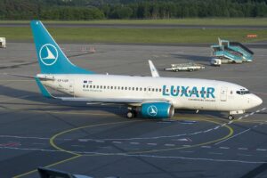 Një avion Boeing 737 i Luxair në aeroportin Findel të Luksemburgut.