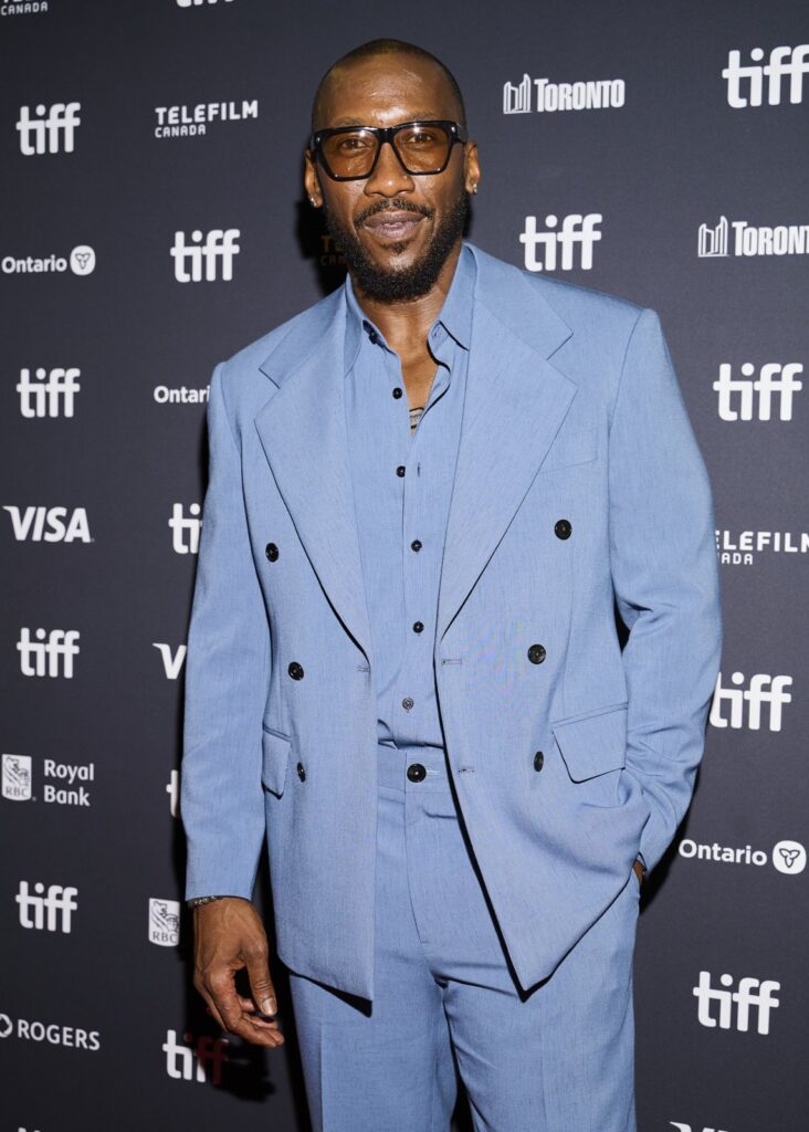 «Your Mother Your Mother Your Mother» del sot në kinema  Mahershala Ali si vrasësi besimtar që shmang armët  me Giancarlo Esposito