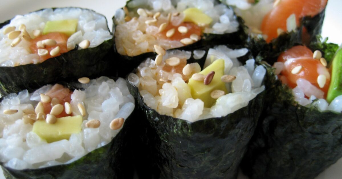 Maki sushi me salmon