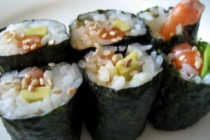 Maki sushi me salmon