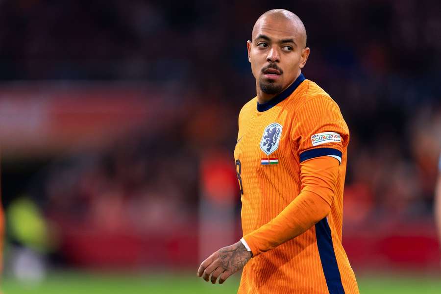 Probleme te Holanda  trajneri Xavi Hernandez humbet Malen dhe Kluivert për shkak dëmtimi
