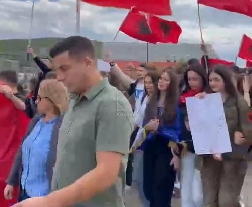 Malisheva në mbështetje të çlirimtarëve  protestojnë nxënësit e tri shkollave