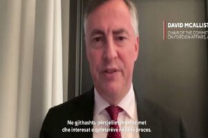 të njohë arritjet e vendeve