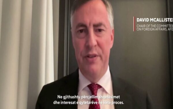 të njohë arritjet e vendeve