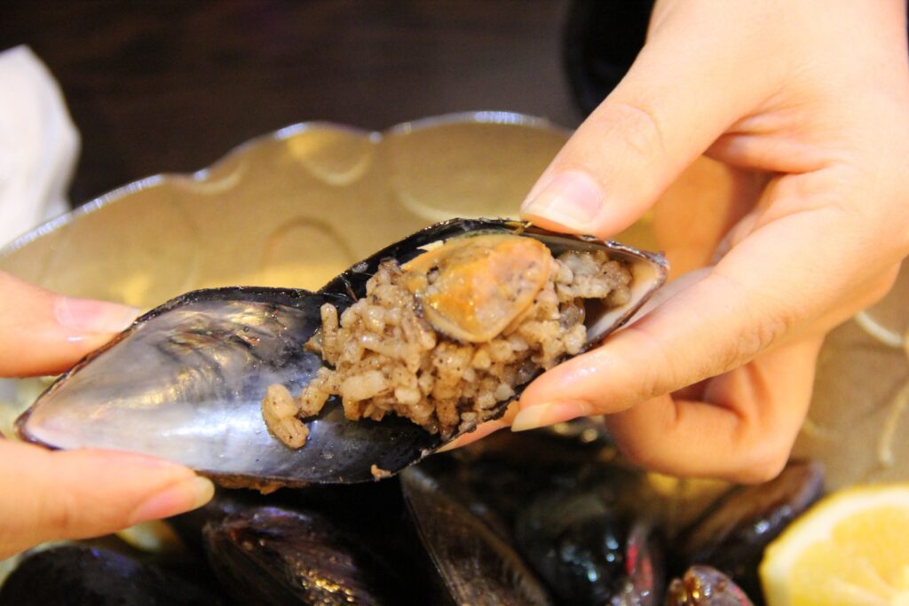 Midhje të mbushura  Midye dolma  — mezeja e famshme e rrugëve të Stambollit